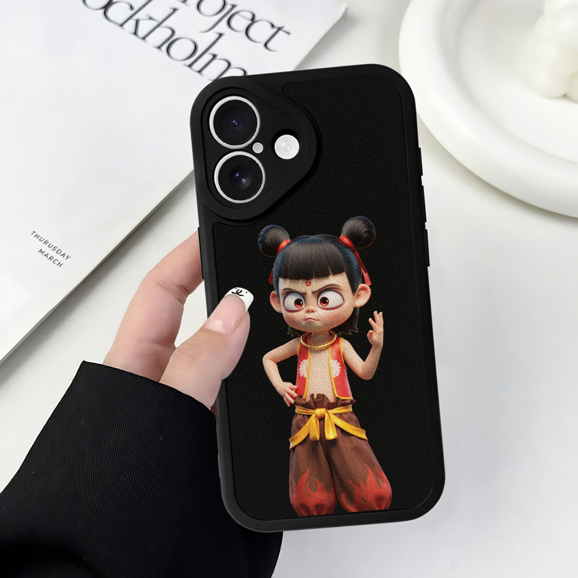 （画像用） Ne Zha 2 ナタ 魔童の大暴れ 【iPhone 16シリーズ対応】シリコンスマホケース（レザー調） 材質：シリコン